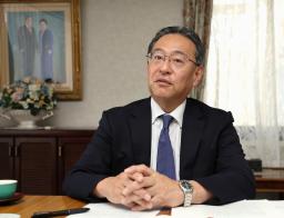 インタビューに答える世界平和統一家庭連合(旧統一教会)の勅使河原秀行・教会改革推進本部長