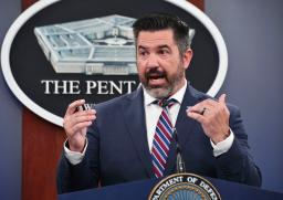 記者会見する米国防総省のパーネル報道官=2日、ワシントン近郊(共同)