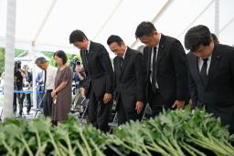 静岡県熱海市の大規模土石流から4年となり、追悼式で黙とうする鈴木康友知事(右から3人目)、斉藤栄市長(同4人目)ら=3日午前、熱海市