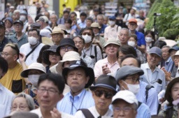 参院選が公示され、街頭演説に耳を傾ける人たち=3日午前、東京・池袋