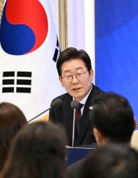 就任1カ月に合わせ記者会見する韓国の李在明大統領=3日、ソウル(共同)