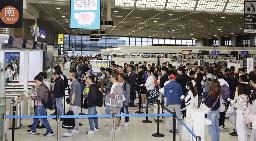 　混雑する成田空港の出発ロビー＝４月