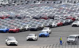 輸出拠点の横浜港で運搬船に移動する自動車=4月