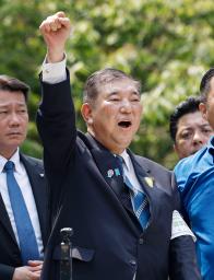 参院選が公示され、気勢を上げる自民党総裁の石破首相=3日午前、神戸市