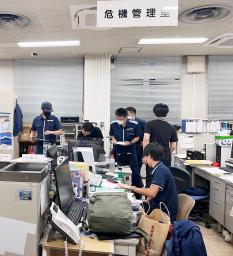 鹿児島市にある十島村役場で対応に追われる職員ら=3日午後7時6分