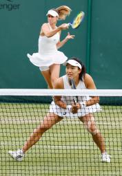 　女子ダブルス１回戦でプレーする内島萌夏（手前）、アンナ・ボンダル組＝ウィンブルドン（共同）