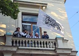 3日、モスクワのアフガニスタン大使館に掲げられたイスラム主義組織タリバンの旗(タス=共同)