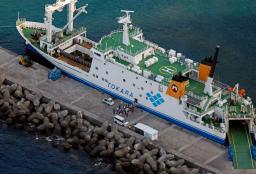 鹿児島県・悪石島の港に接岸するフェリー。島外へ避難を希望する住民らが乗り込んだ=4日午前7時16分(共同通信社機から)