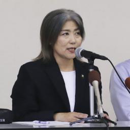 2日、記者会見を開いた静岡県伊東市の田久保真紀市長=伊東市