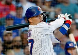 ガーディアンズ戦の1回、右前打を放つカブス・鈴木=シカゴ(共同)