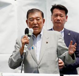 街頭演説する自民党総裁の石破首相=4日午前、福島県白河市