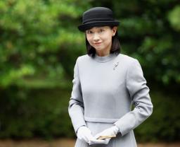 武蔵野陵と武蔵野東陵を参拝された秋篠宮家の次女佳子さま=4日午前、東京都八王子市(代表撮影)
