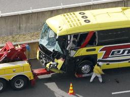浜松市の新東名高速道路で大型トラックに追突し、前面が大破した高速バス=2022年12月