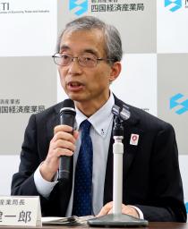 四国経済産業局長に着任し記者会見する吉田健一郎氏=4日午後、高松市