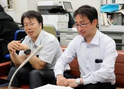 記者会見する原告側の代理人弁護士=4日午後、札幌市