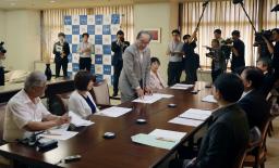 広島市役所で開かれた平和宣言の内容を検討する懇談会の冒頭で、あいさつする松井一実市長=4日午後