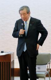 農家との意見交換であいさつする自民党の森山幹事長=4日午後、青森県板柳町