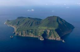 鹿児島県十島村の悪石島=4日午前7時39分(共同通信社機から)