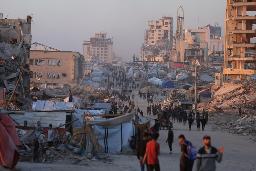 パレスチナ自治区ガザの通りを歩く人々=5月(ゲッティ=共同)