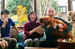 新年の記念写真に納まる安部真生さん(左)と両親=2018年1月、長野県駒ケ根市(両親提供)