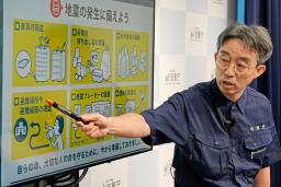 鹿児島県十島村の震度5強の地震を受けた記者会見で、SNSで流れているうわさとの関連を否定し、日頃からの備えを求める気象庁地震津波監視課の海老田綾貴課長=5日午前、気象庁
