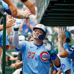 カージナルス戦の1回、先制の24号ソロを放ち、ベンチで迎えられるカブス・鈴木=シカゴ(共同)