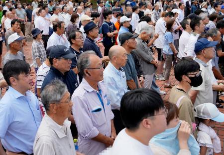 参院選公示後初の週末を迎え、街頭演説に耳を傾ける人たち=5日午前、新潟県上越市(画像の一部を加工しています)