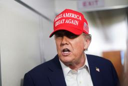 米大統領専用機内で記者団に話すトランプ大統領=4日(ロイター=共同)