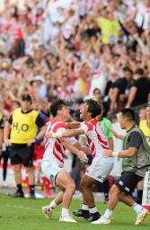 ウェールズに勝利し喜ぶ藤原(中央)ら日本フィフティーン=ミクニワールドスタジアム北九州