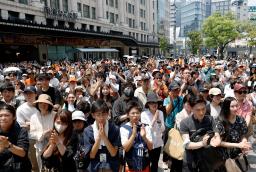 参院選公示後初の週末を迎え、街頭演説に耳を傾ける人たち=5日午前、大阪市中央区(画像の一部を加工しています)