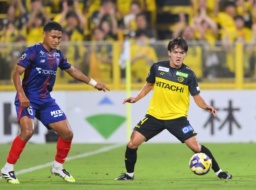 　柏―ＦＣ東京　前半、パスを受ける柏・久保（右）＝三協Ｆ柏