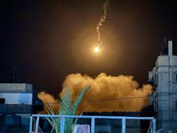 5日、イスラエルによるパレスチナ自治区ガザ南部ハンユニスへの攻撃後、立ち上る煙(ゲッティ=共同)