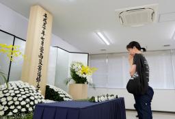 西日本豪雨から7年となり、岡山県倉敷市真備町地区で献花する女性=6日午前