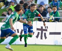 　ＪＦＬ三重戦でプレーするアトレチコ鈴鹿の三浦知良（右）＝三重交通Ｇスポーツの杜鈴鹿
