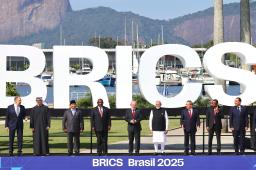 BRICS首脳会議で写真に納まる各国の代表=6日、ブラジル・リオデジャネイロ(共同)