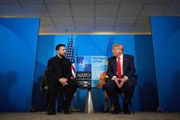 NATO首脳会議が開かれたオランダで会談するトランプ米大統領(右)とウクライナのゼレンスキー大統領=6月25日、ハーグ(ロイター=共同)