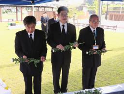 西日本豪雨から7年となり、愛媛県西予市で開かれた追悼行事で献花する市関係者ら=7日午前