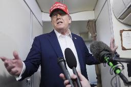 米大統領専用機内で記者団に話すトランプ大統領=4日(AP=共同)