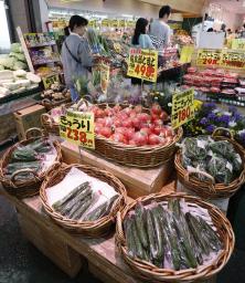 スーパー「アキダイ」関町本店に並ぶ野菜=2024年、東京都練馬区