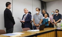 最高裁判決を受け、厚労省で担当者(左端)に要請書を提出する原告団=7日午後