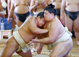 　境川部屋へ出稽古し、相撲を取る豊昇龍（左）と大の里＝愛知県扶桑町