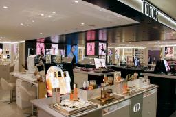 　西武池袋本店の化粧品売り場＝８日午前、東京都豊島区