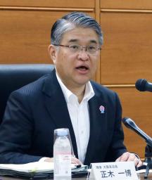 　記者会見する日銀大阪支店の正木一博支店長＝８日午後、大阪市北区
