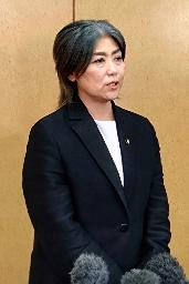 記者団の取材に応じる静岡県伊東市の田久保真紀市長=8日午後、伊東市