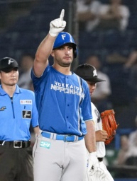 　１１回、勝ち越し打を放ちポーズをとる日本ハムのマルティネス＝ＺＯＺＯマリン