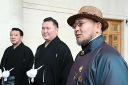 モンゴル訪問中の天皇、皇后両陛下を歓迎する式典に参列後、取材に応じるモンゴル出身の元横綱の3人。(右から)朝青龍さん、白鵬さん、日馬富士さん=8日、ウランバートル(共同)