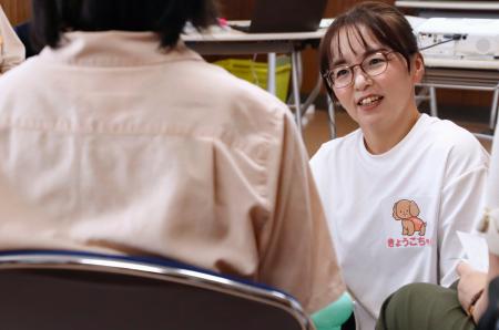 名古屋刑務所豊橋刑務支所で、受刑者と話す中野恭子さん=9日午前、愛知県豊橋市