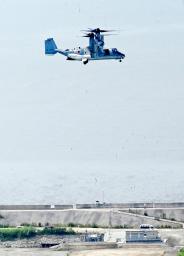 陸上自衛隊の佐賀駐屯地に着陸する輸送機V22オスプレイ。奥は有明海=9日午前、佐賀市(共同通信社ヘリから)