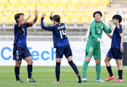 　台湾に快勝し、タッチを交わす高橋（左端）ら女子日本代表＝水原（共同）