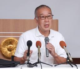 記者会見する太田滋さん=9日、静岡県沼津市